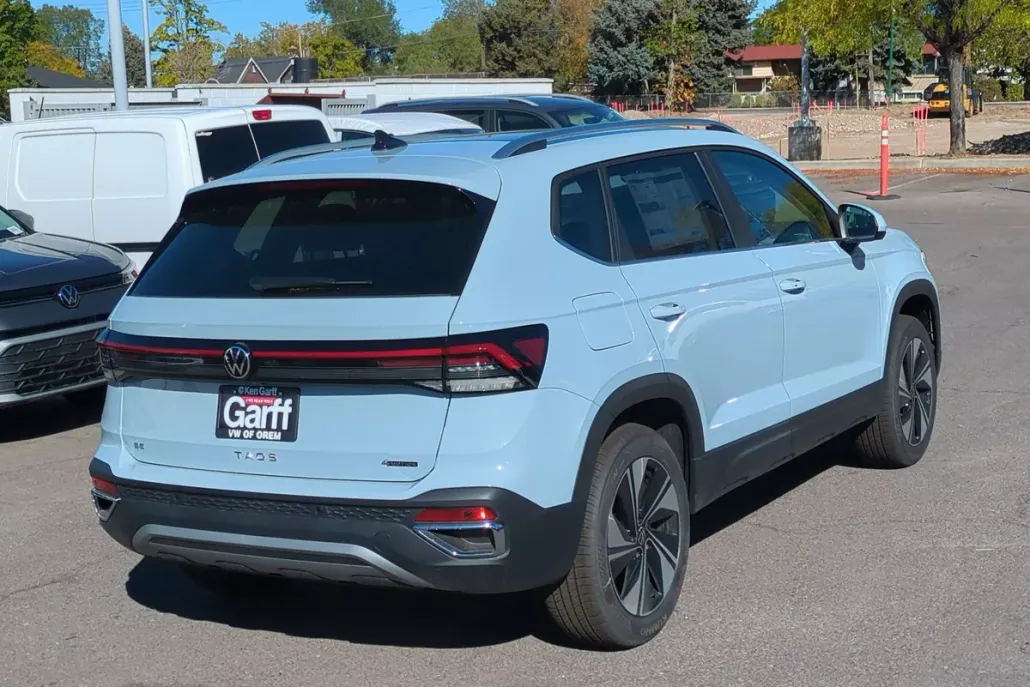2025 Volkswagen Taos SE photo 1