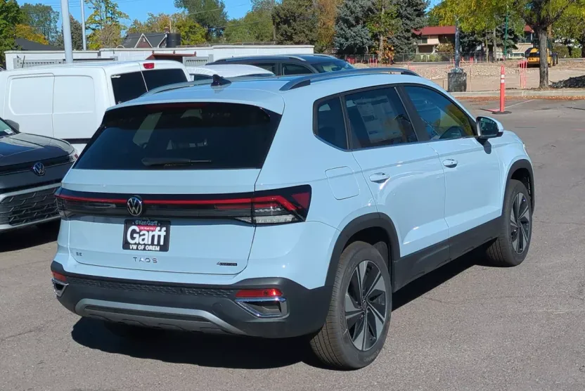 2025 Volkswagen Taos SE photo 1