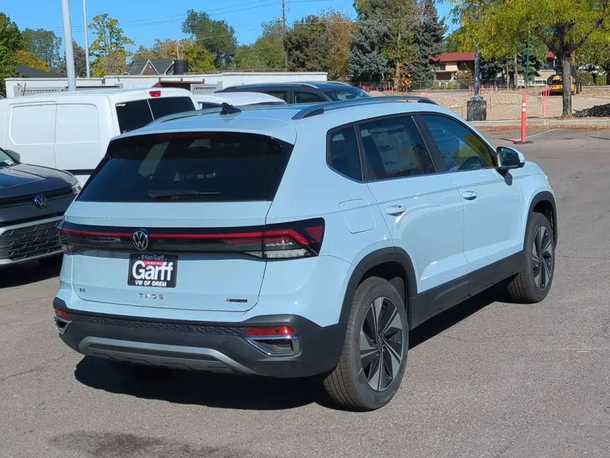 2025 Volkswagen Taos SE photo 1