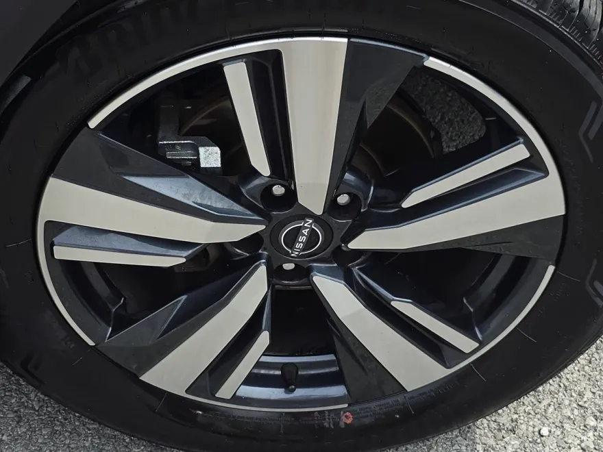 2024 Nissan Rogue SL photo 1