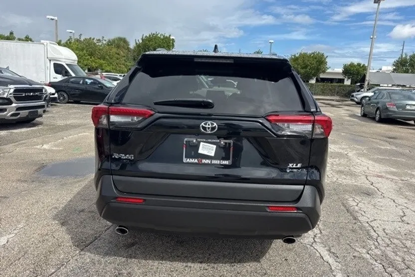2025 Toyota RAV4 Hybrid XLE photo 1