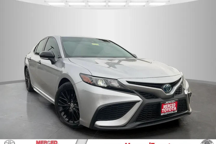 2022 Toyota Camry Hybrid SE photo 1