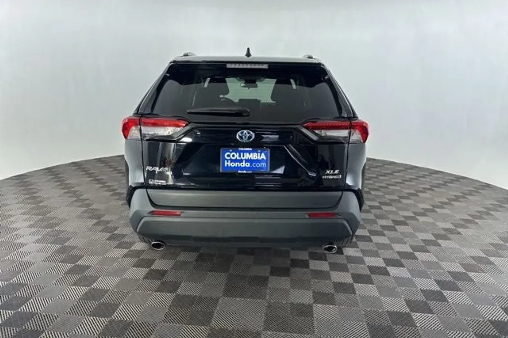 2024 Toyota RAV4 Hybrid XLE photo 1