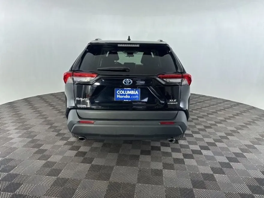 2024 Toyota RAV4 Hybrid XLE photo 1