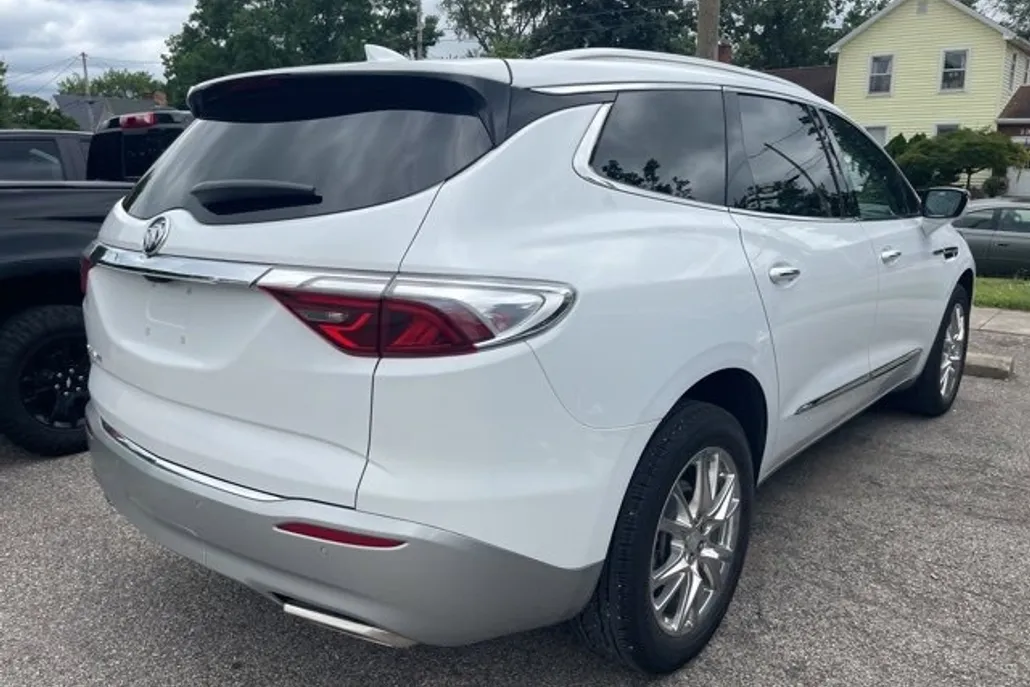 2022 Buick Enclave Essence photo 1