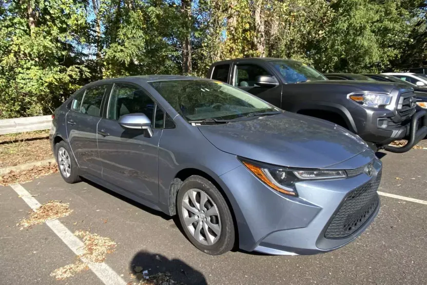 2022 Toyota Corolla LE photo 1