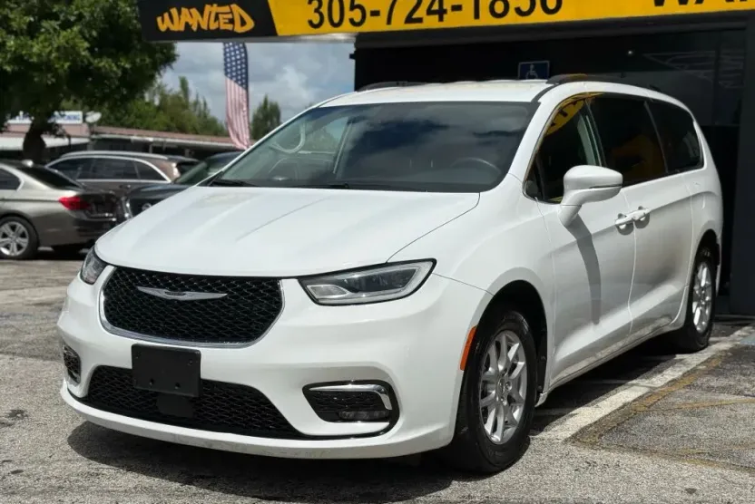 2022 Chrysler Pacifica Touring L photo 1