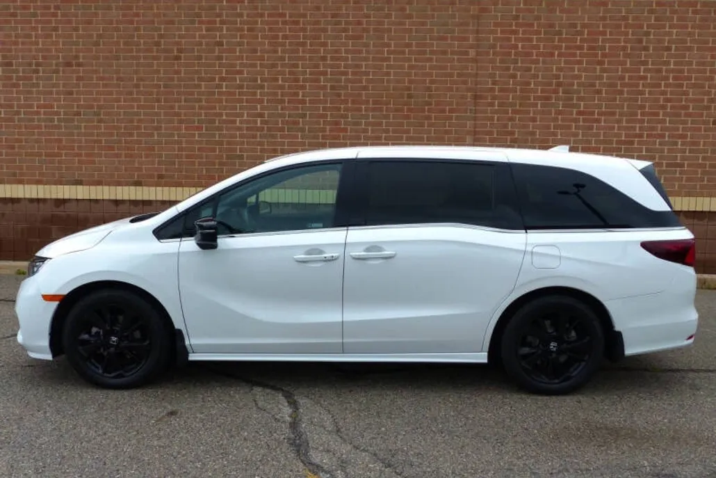 2023 Honda Odyssey Sport photo 1