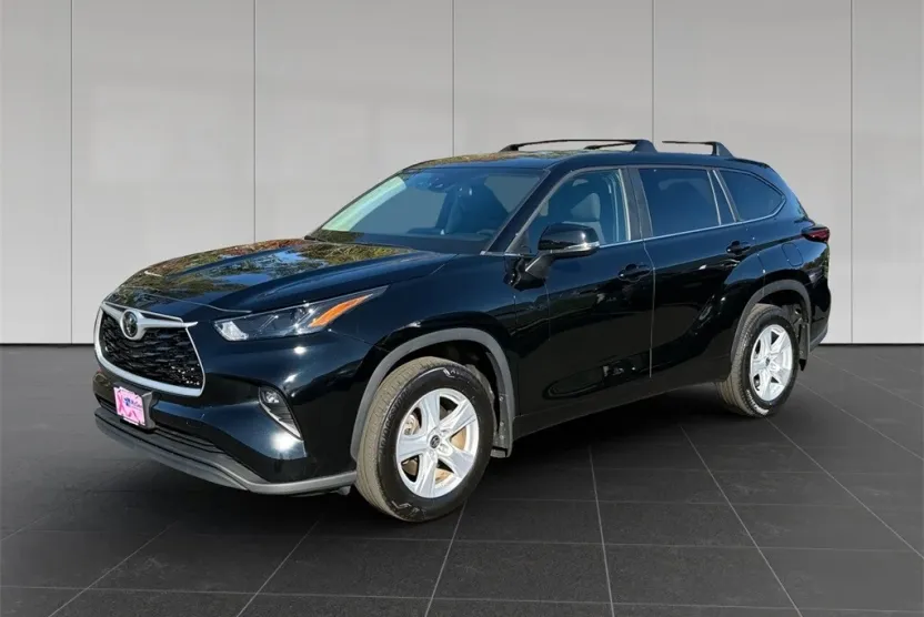 2024 Toyota Highlander LE photo 1