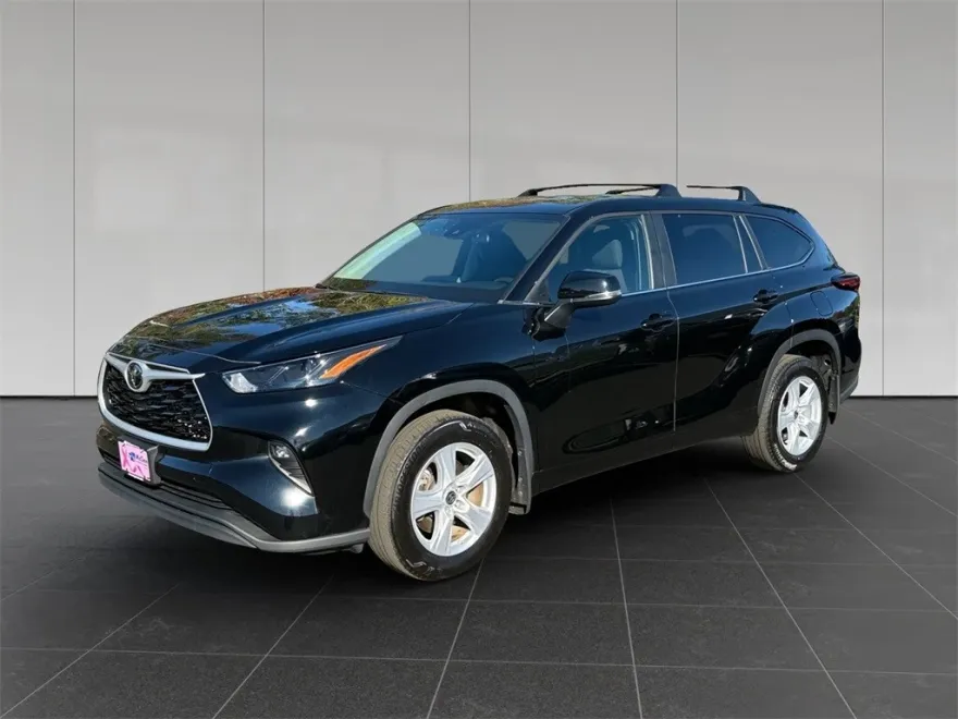 2024 Toyota Highlander LE photo 1