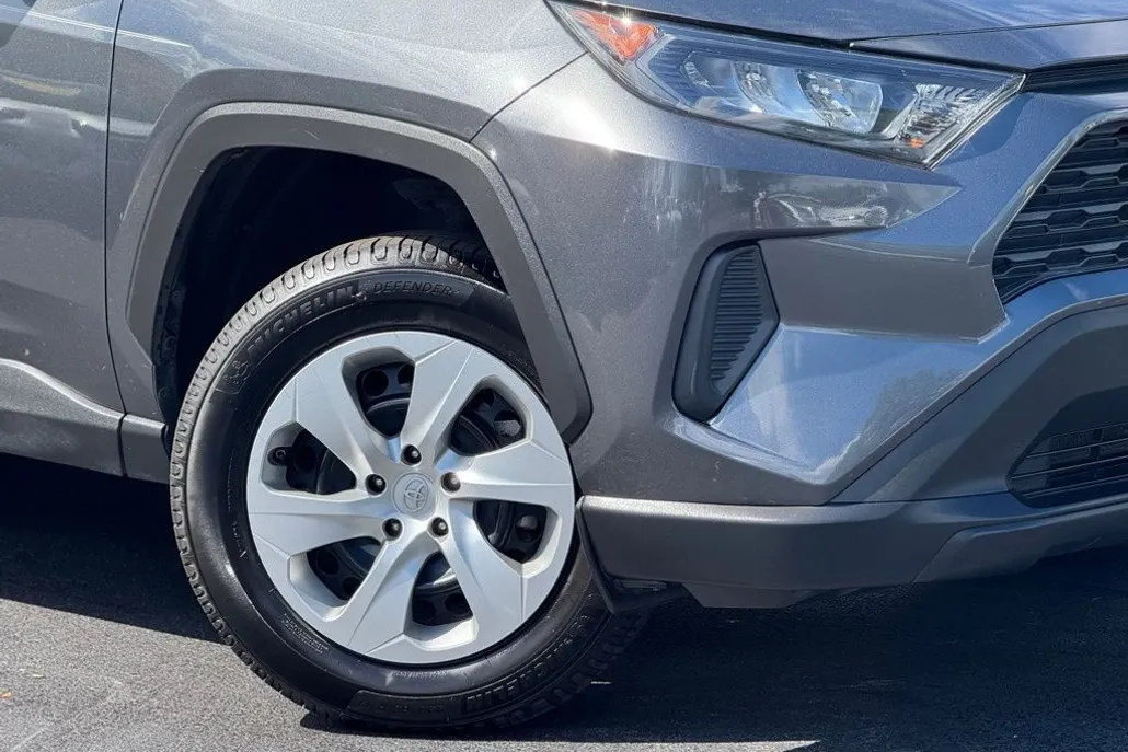 2020 Toyota RAV4 LE photo 1