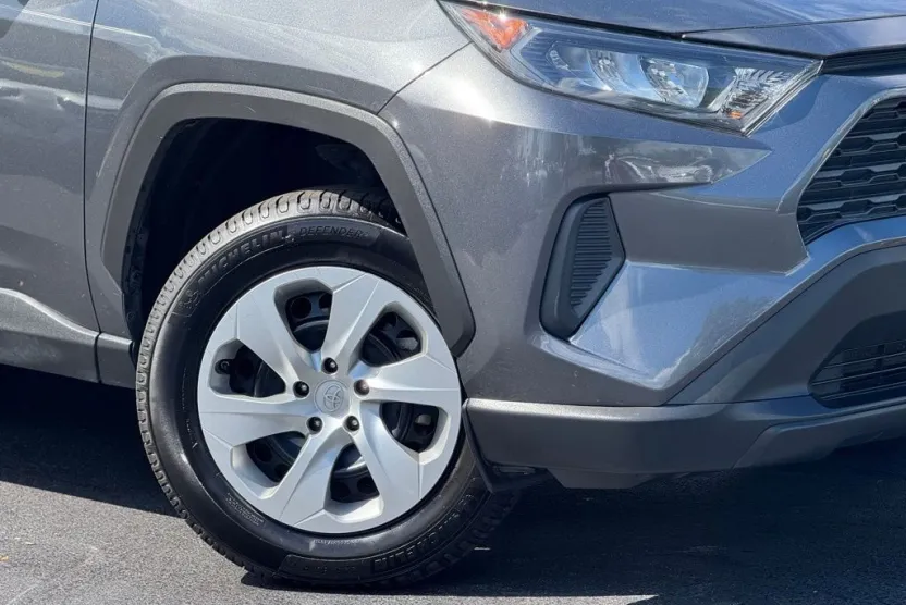 2020 Toyota RAV4 LE photo 1