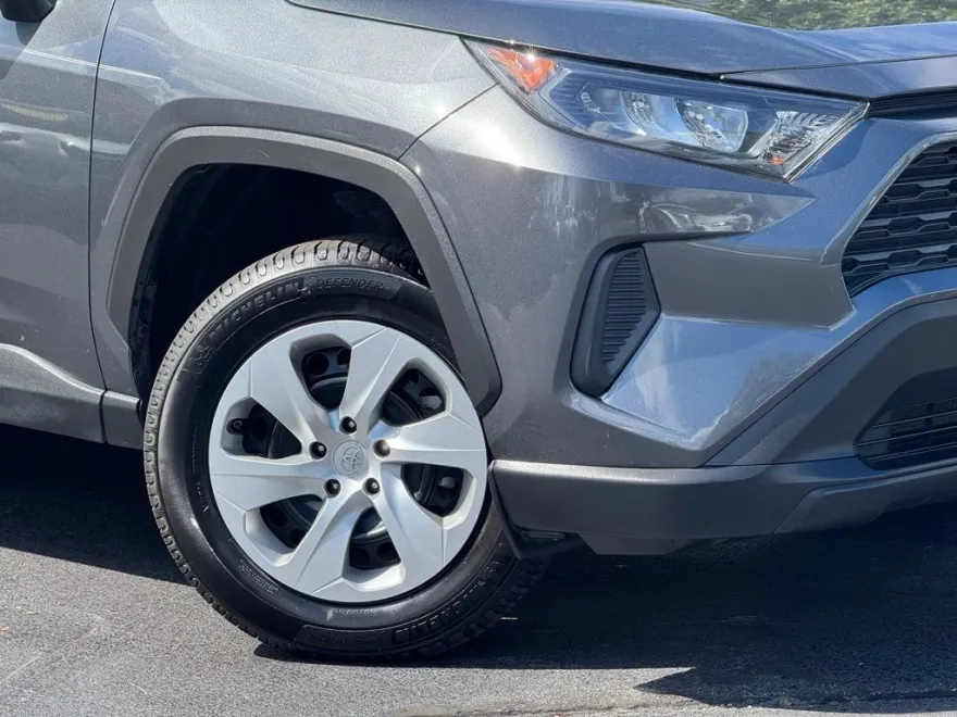 2020 Toyota RAV4 LE photo 1