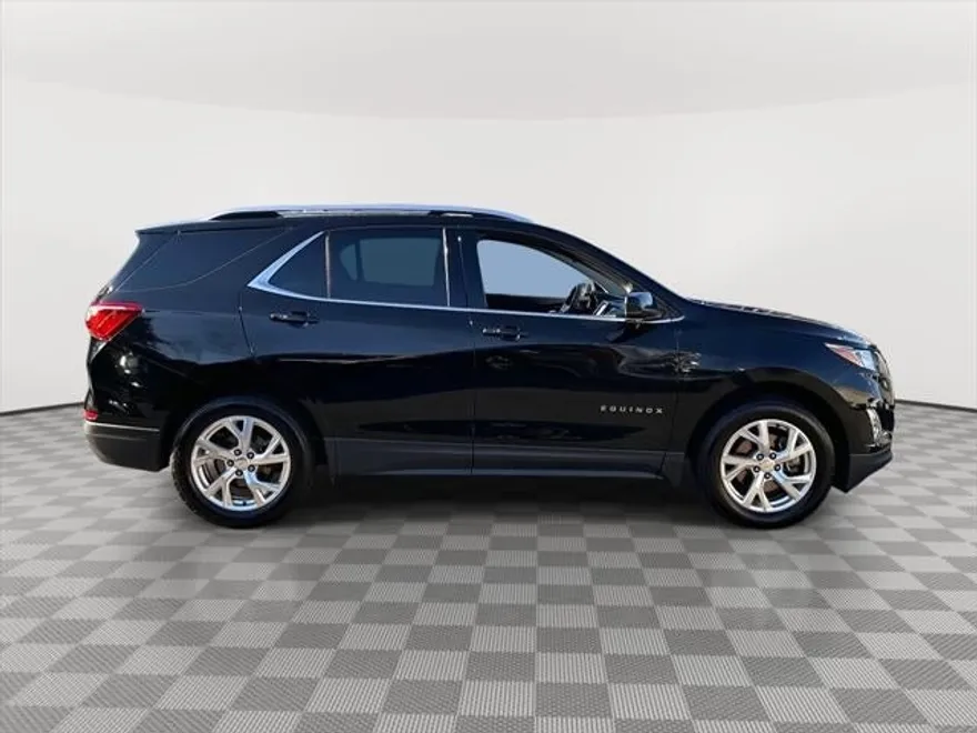 2019 Chevrolet Equinox LT photo 2