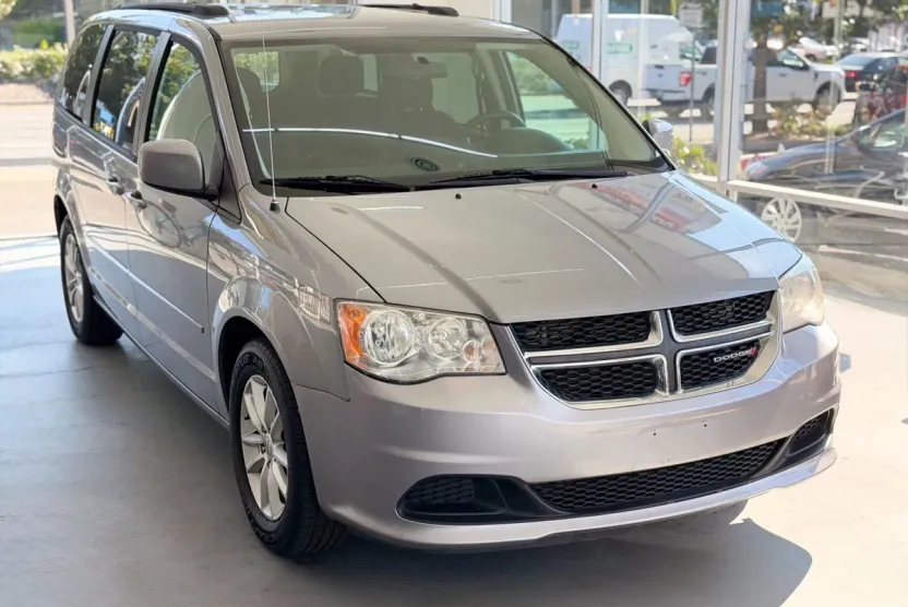 2014 Dodge Grand Caravan SXT photo 1
