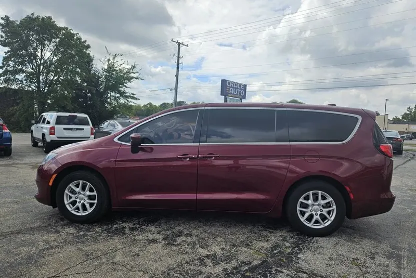 2017 Chrysler Pacifica Touring photo 1