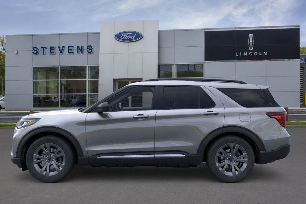 2025 Ford Explorer photo 1