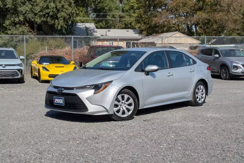 2023 Toyota Corolla LE photo 1