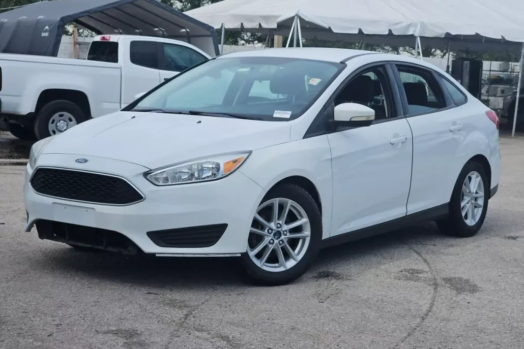 2016 Ford Focus Sedan photo 1
