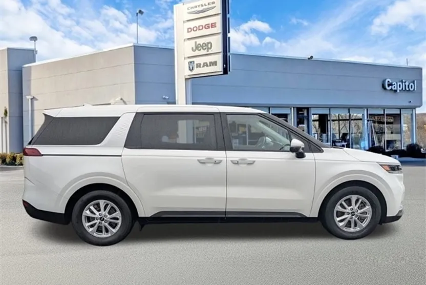 2023 Kia Carnival LX photo 1