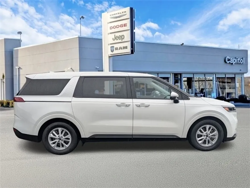 2023 Kia Carnival LX photo 1