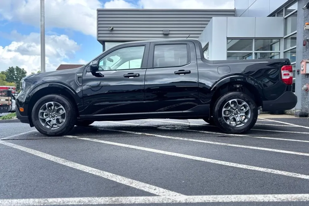 2025 Ford Maverick XLT photo 1