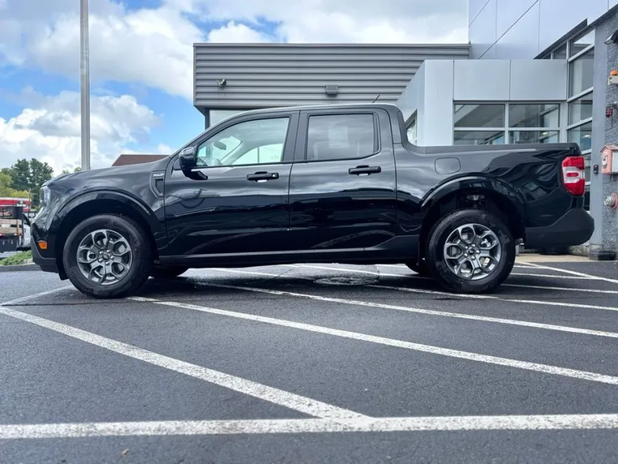 2025 Ford Maverick XLT photo 1