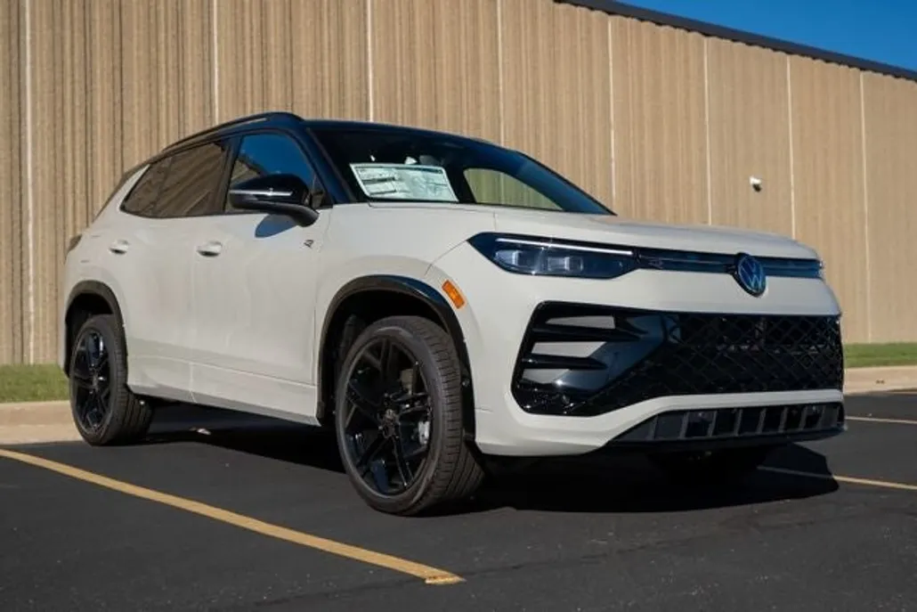 2025 Volkswagen Tiguan SE R-Line Black photo 1