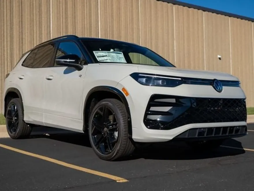 2025 Volkswagen Tiguan SE R-Line Black photo 1