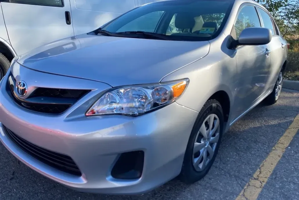 2011 Toyota Corolla LE photo 1