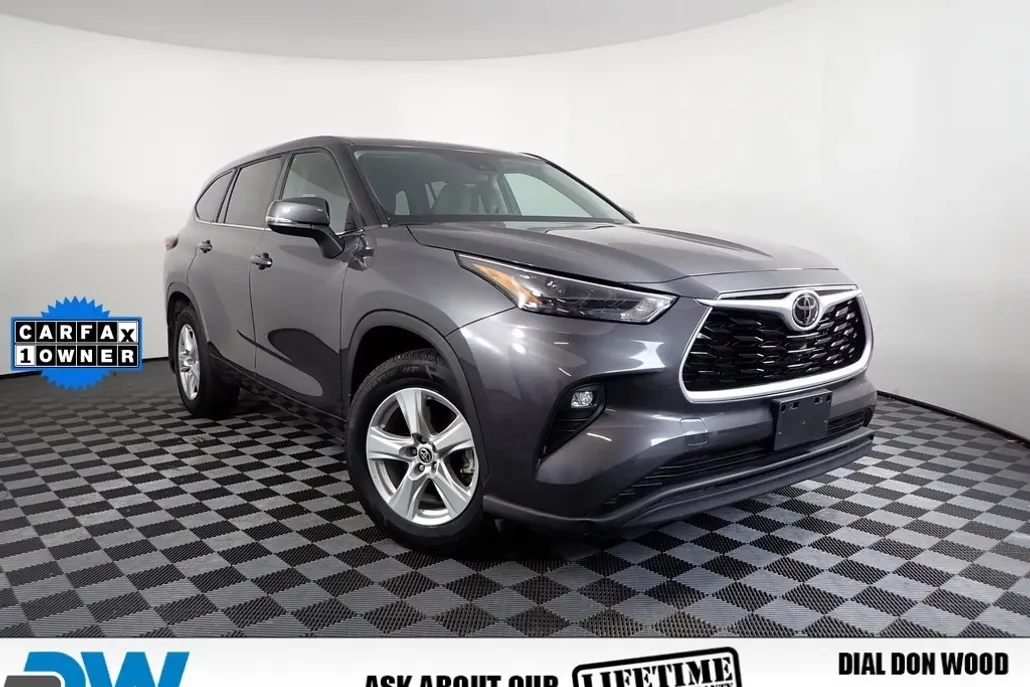 2022 Toyota Highlander LE photo 1