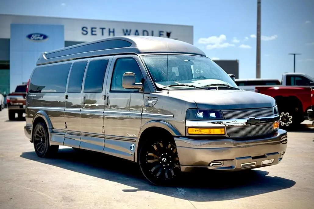 2023 Chevrolet Express 2500 Cargo Van photo 1