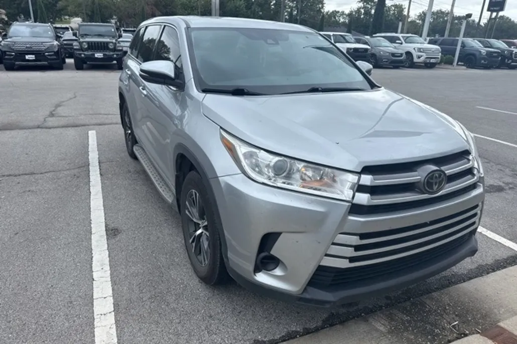 2018 Toyota Highlander LE Plus photo 1