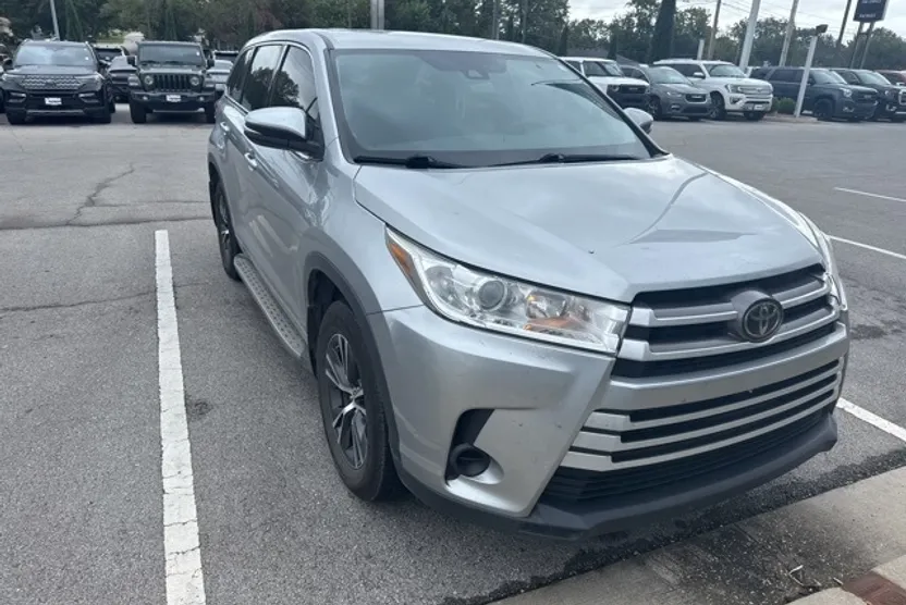 2018 Toyota Highlander LE Plus photo 1