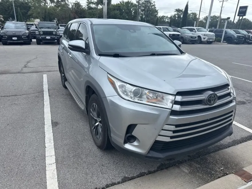 2018 Toyota Highlander LE Plus photo 1