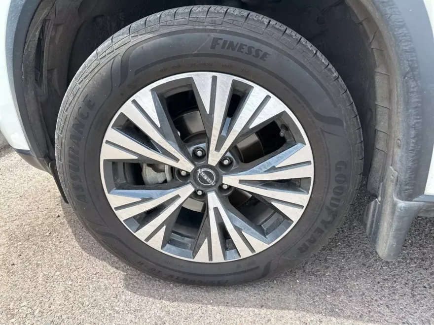 2022 Nissan Rogue SV photo 1