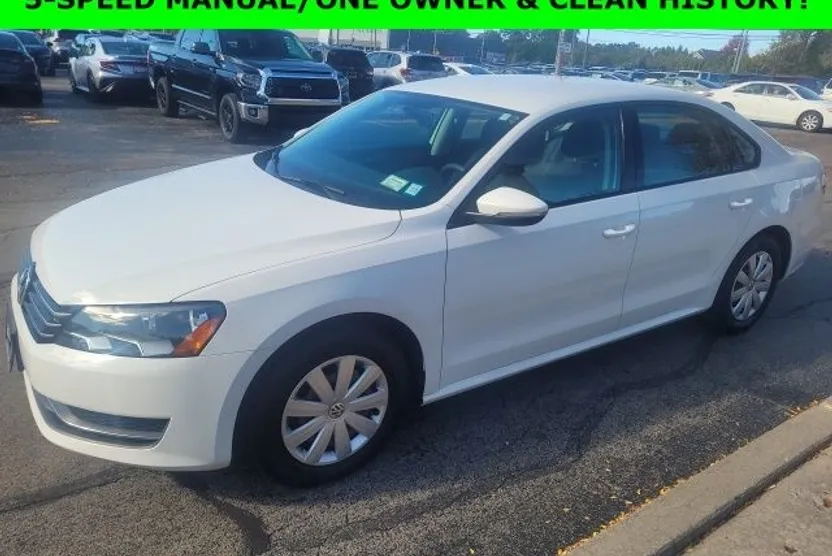 2012 Volkswagen Passat S photo 1