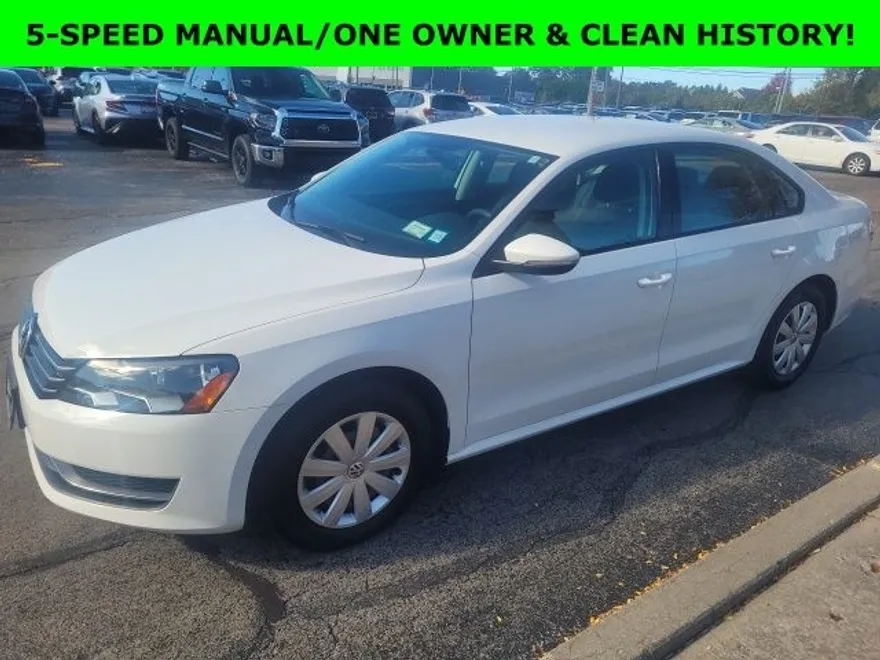 2012 Volkswagen Passat S photo 1