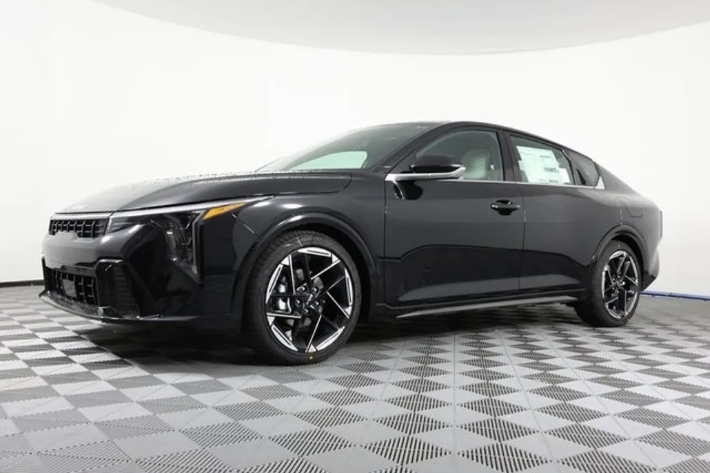 2025 Kia K4 GT-Line photo 1