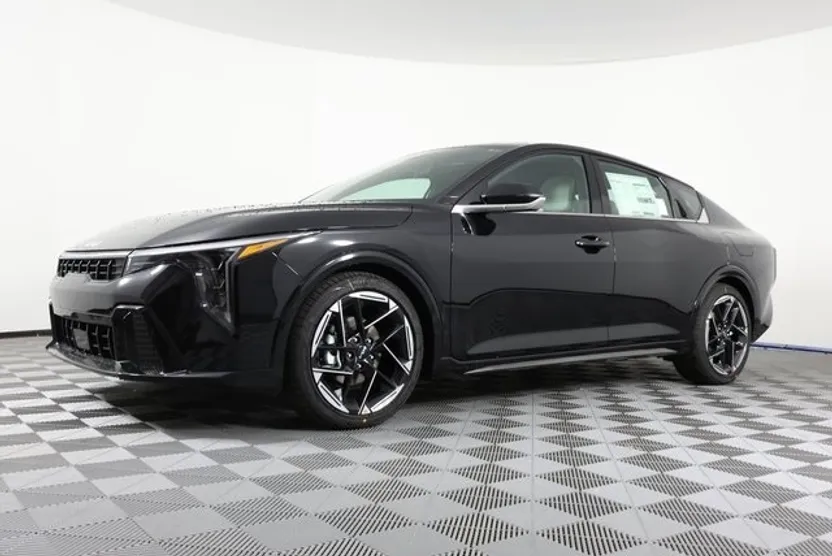 2025 Kia K4 GT-Line photo 1