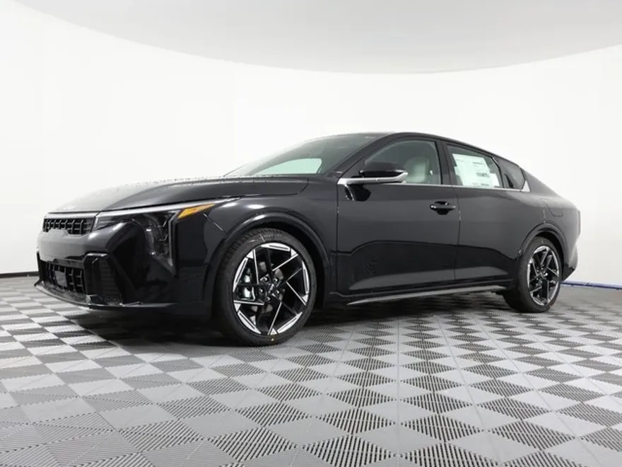 2025 Kia K4 GT-Line photo 1