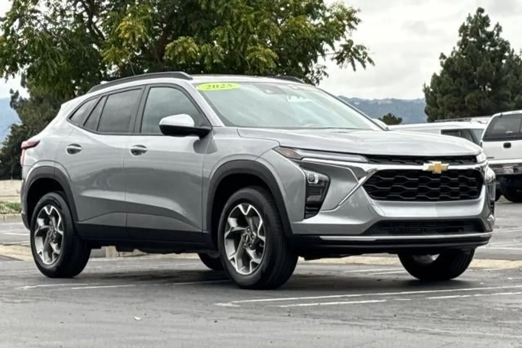 2025 Chevrolet Trax LT photo 1