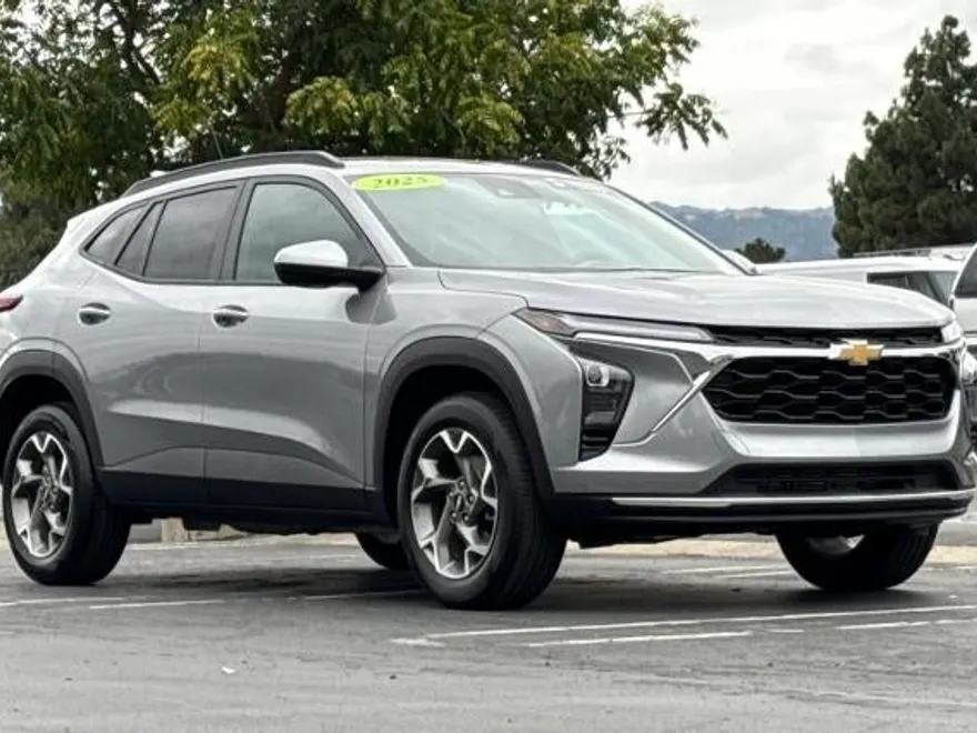 2025 Chevrolet Trax LT photo 1