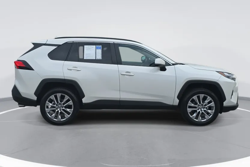 2022 Toyota RAV4 XLE Premium photo 1