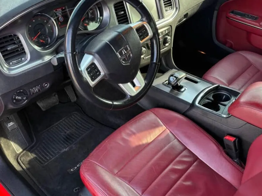 2014 Dodge Charger SXT photo 1