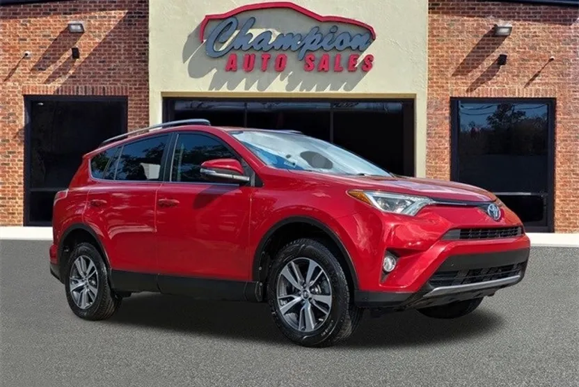 2016 Toyota RAV4 XLE photo 1
