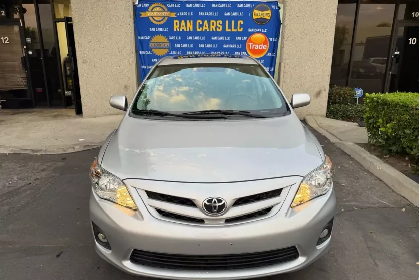 2012 Toyota Corolla LE photo 1