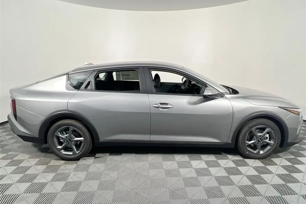 2025 Kia K4 LXS photo 1