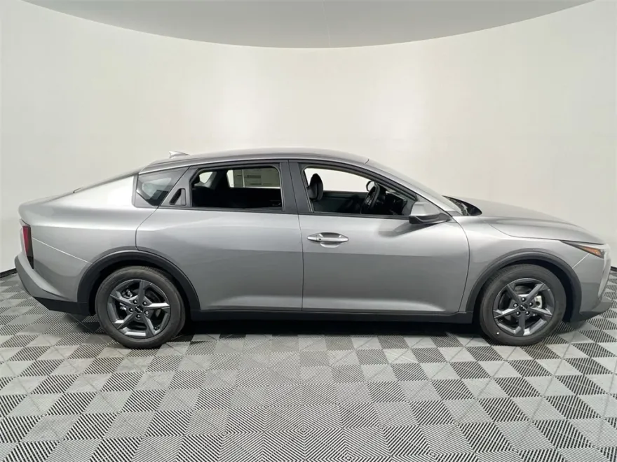 2025 Kia K4 LXS photo 1