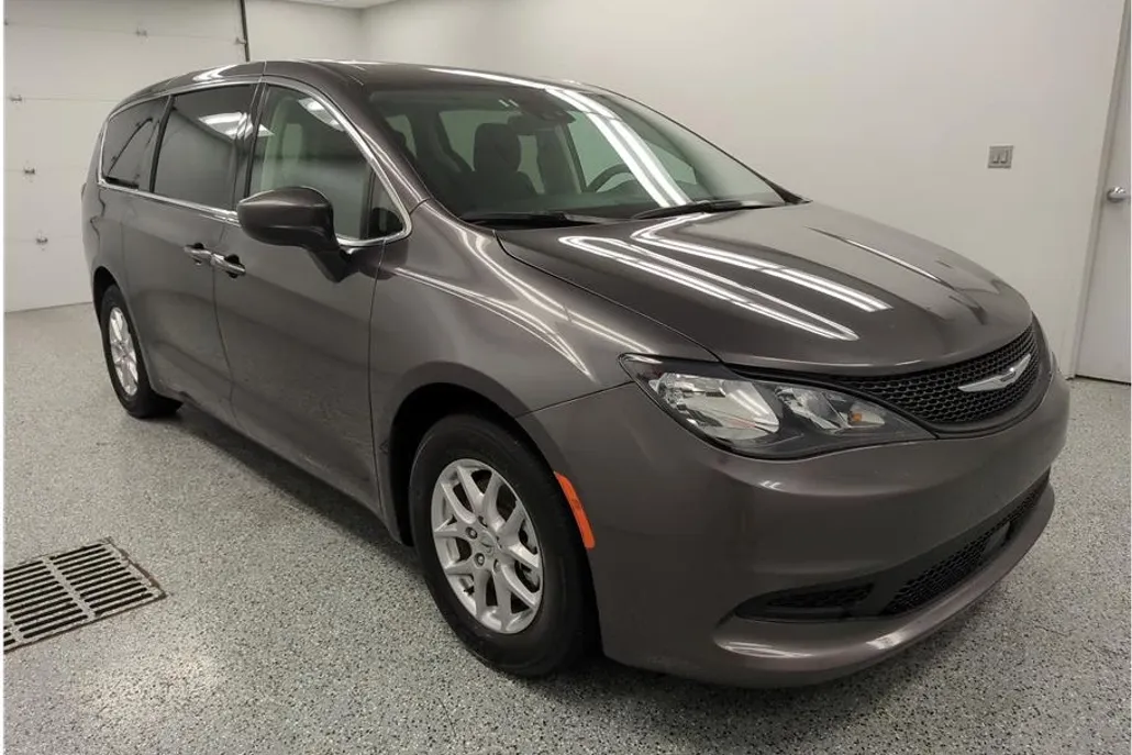 2023 Chrysler Voyager LX photo 1